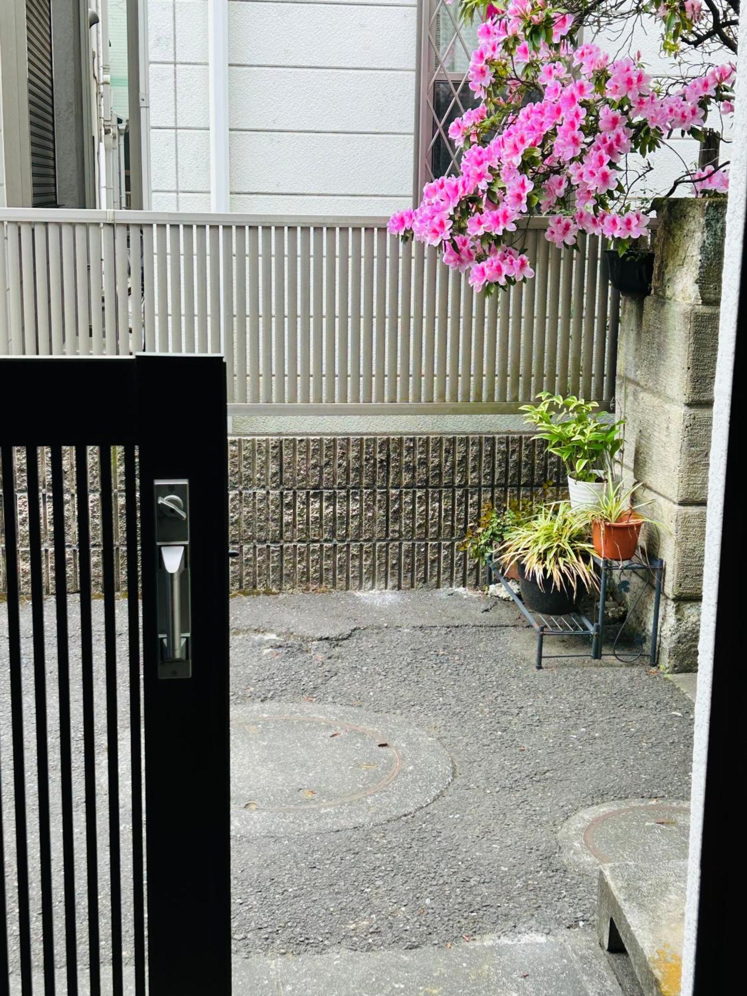 Aprilhouse2f